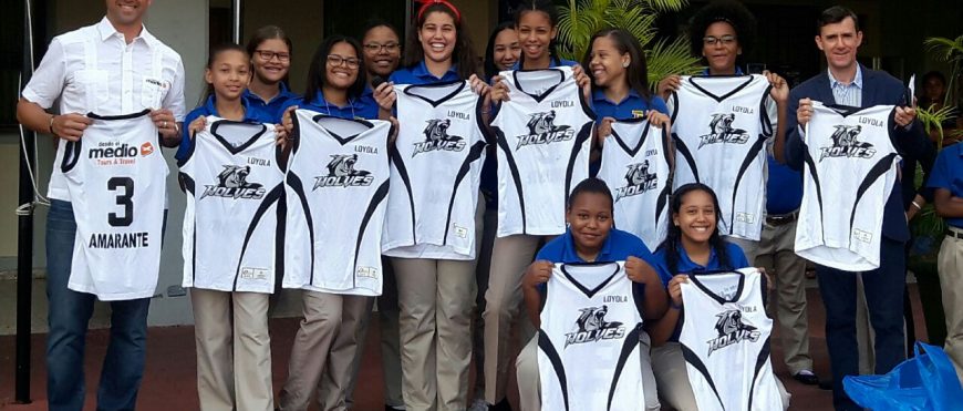 Fundación Desde el Medio entrega uniformes al equipo de Volleyball Femenino del Colegio Loyola